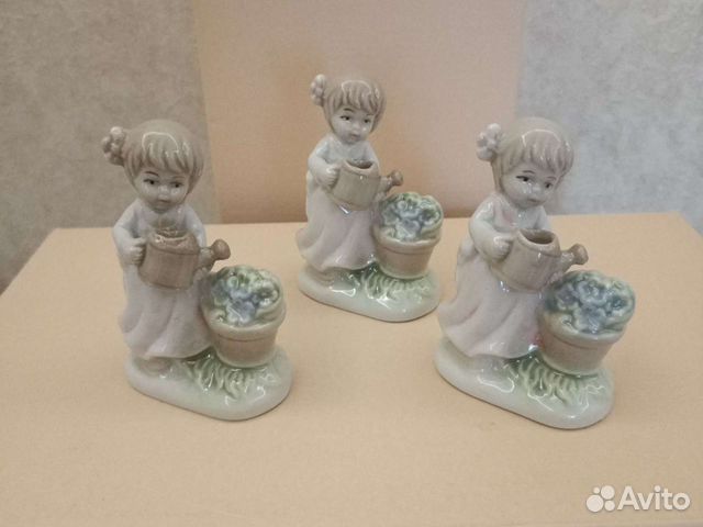 Девочка с лейкой