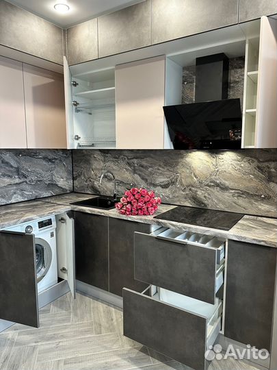 Кухня на заказ под потолок в Новосибирске