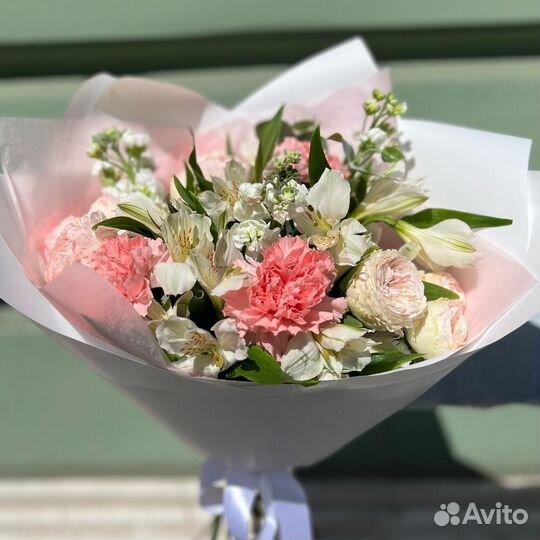 Нежный букет из альстромерии и кустовой розы