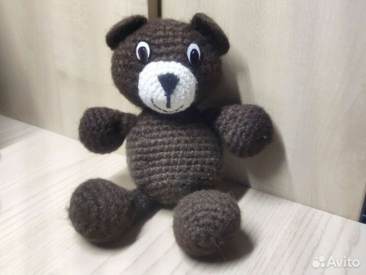Вязаная игрушка ручной работы медведь