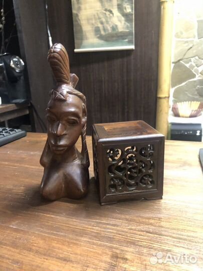 Женский бюст на подставке красное дерево
