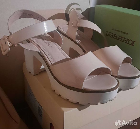Продам женские кроссовки