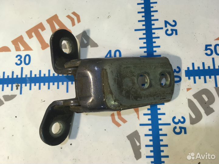 Тойота Хайлюкс Петля нижняя передней двери Прав