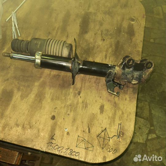 Стойка левая ниссан тиида