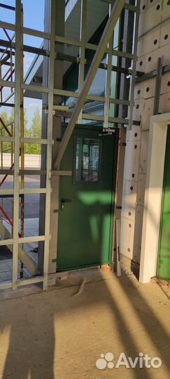 Входная противопожарная металлическая дверь