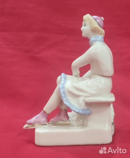 Статуэтка фарфоровая. Конькобежка. СССР