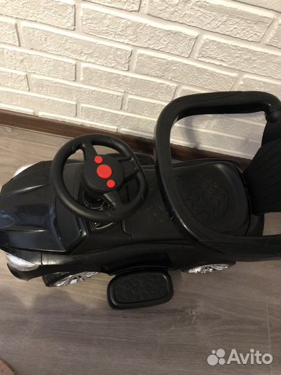 Машинка каталка толокар с ручкой