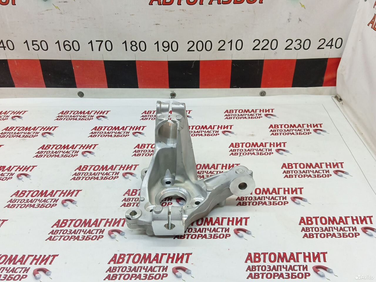 Кулак поворотный правый Джили Монжаро новый