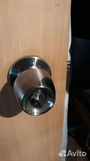 Двери, дверной доводчик, ручка и замок