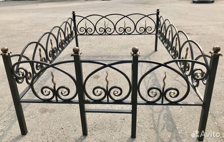 Оградка на кладбище