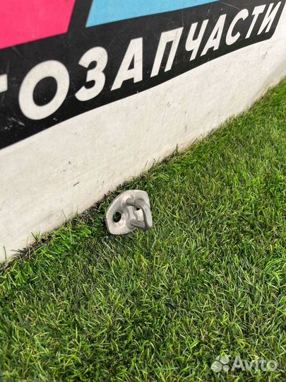 Ответная часть (скоба) замка двери передняя левая