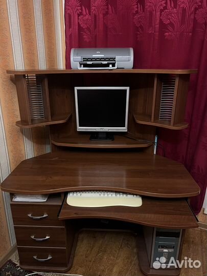 Угловой письменный стол