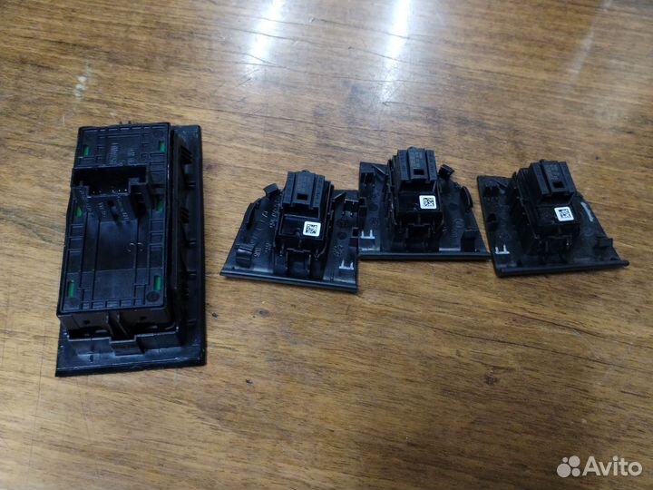 Кнопка стеклопоеника задний левый Skoda octavia a7