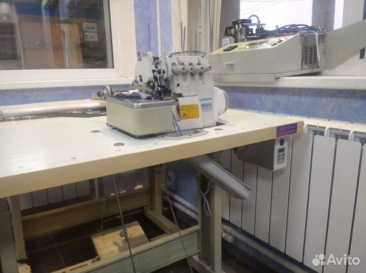 Промышленный четырехниточный оверлок Jack 768D б/у