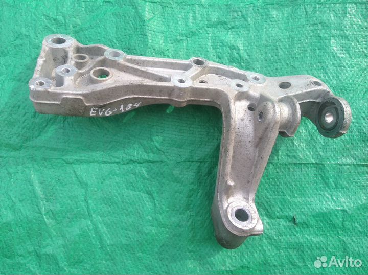 Кронштейн переднего рычага левый Шкода Октавия А5