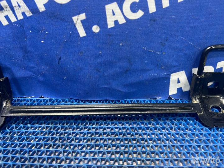 Крепление сиденья Toyota Auris хэтчбек 1ZR 2007