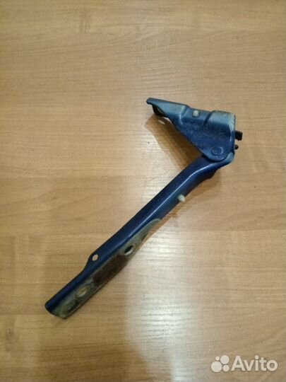 Петля капота передняя правая Volkswagen Polo