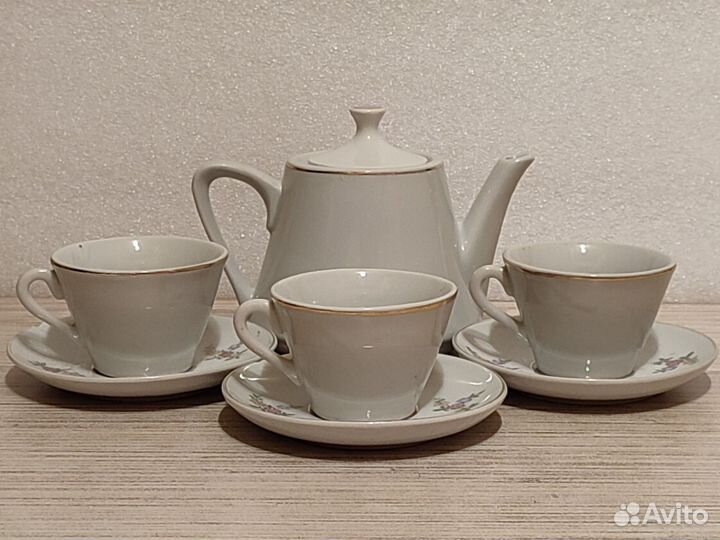 Сервиз детский. Чайник+3 чайные пары. Цена за всë