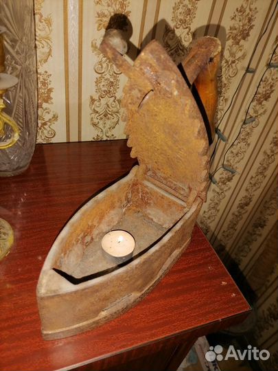 Старинный угольный утюг