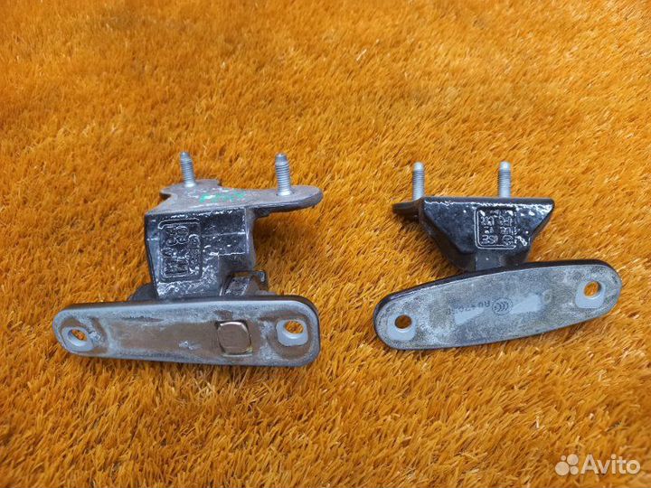 Петля двери задняя правая Mercedes-Benz E-Class