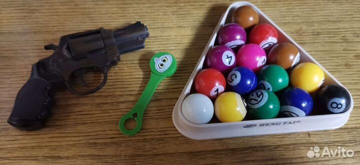 Киндеры,шары,пистолет,наклейки,магнитики