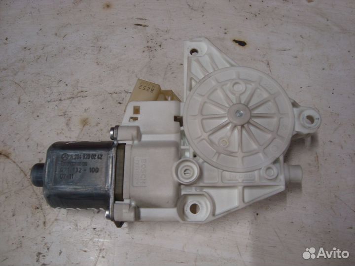 Моторчик переднего правого стеклоподъемника W204 M