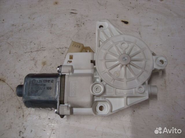 Моторчик переднего правого стеклоподъемника W204 M