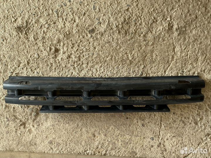 Усилитель переднего бампера priora 1