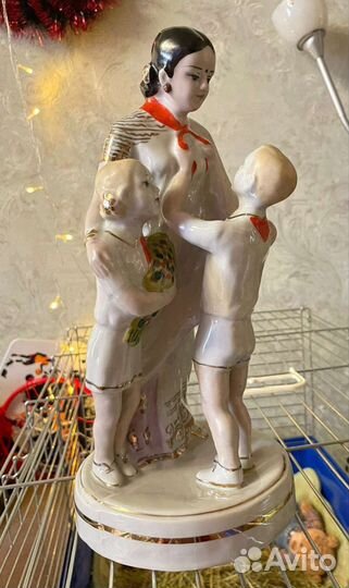 Статуэтка Индира Ганди и пионеры