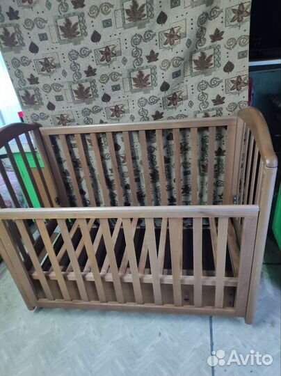 Детская кроватка с маятником