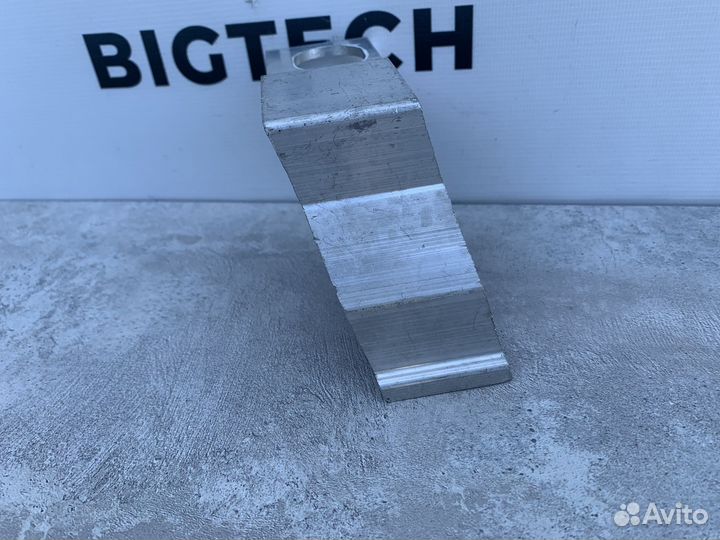 Кронштейн радиатора правый Mercedes A2135010720