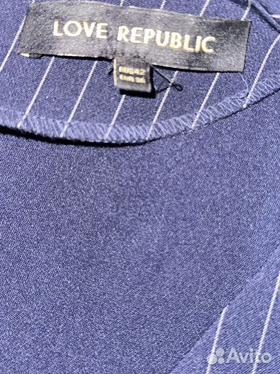 Платье с полосками декольте и разрезом на ноге