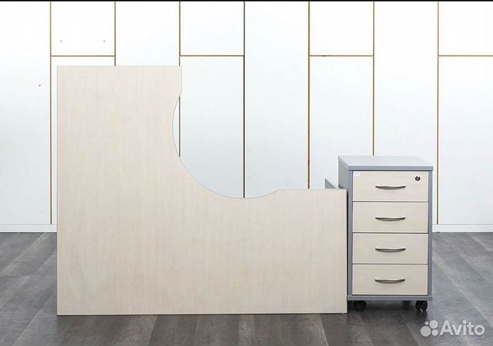 Стол офисный угловой