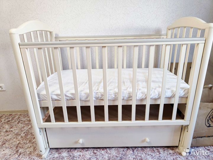 Детская кровать с маятником и ящиком