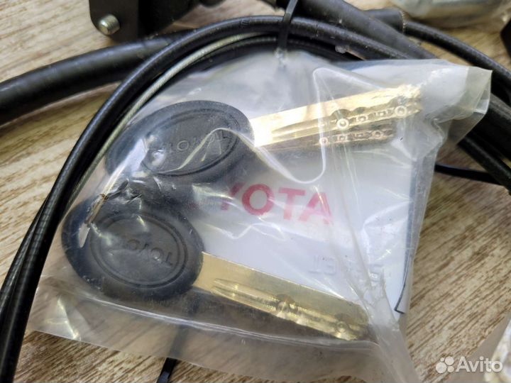 Блокиратор капота и кпп Toyota Corolla E140