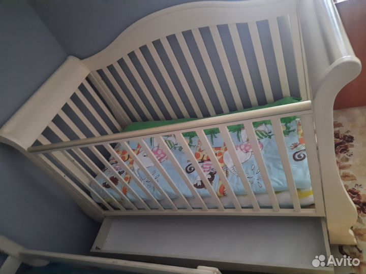 Детская кроватка с ящиком и матрасом