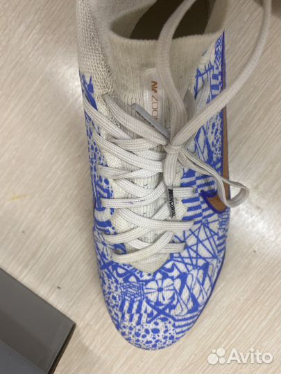 Футболтные бутся сороконожки Nike