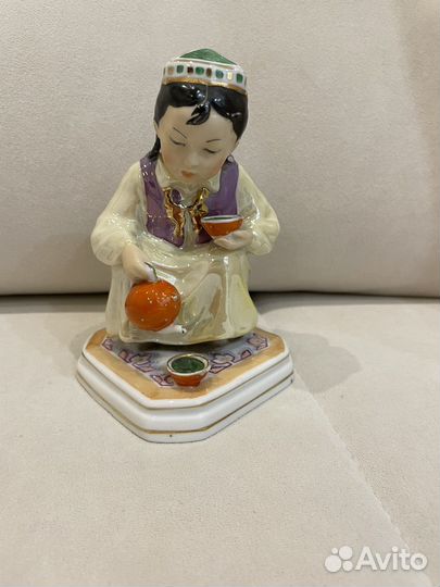 Статуэтка Узбечка с чайником