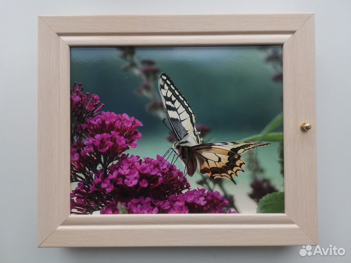 Ключница с дверкой