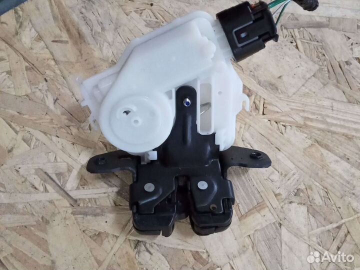 Замок крышки багажника Toyota Auris E 180