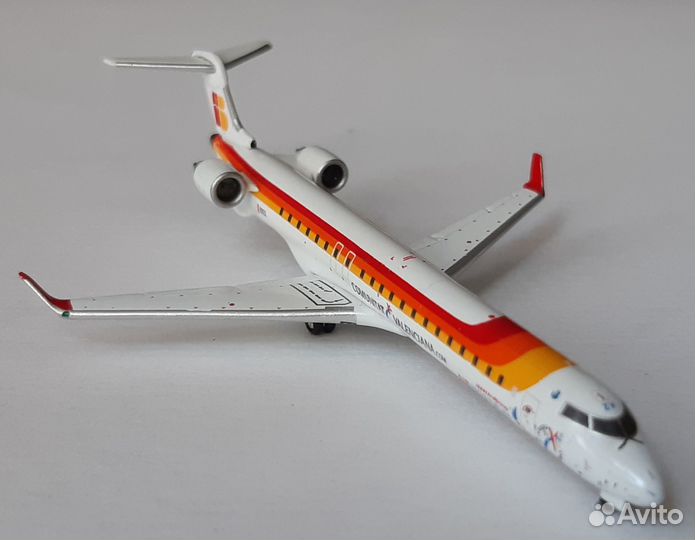 Модель самолета CRJ-900ER EC-JZV 1:400