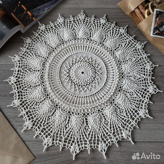 Салфетка крючком молочного цвета