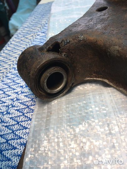 Рычаг передний правый