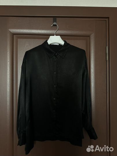 Рубашка черная атласная Bershka