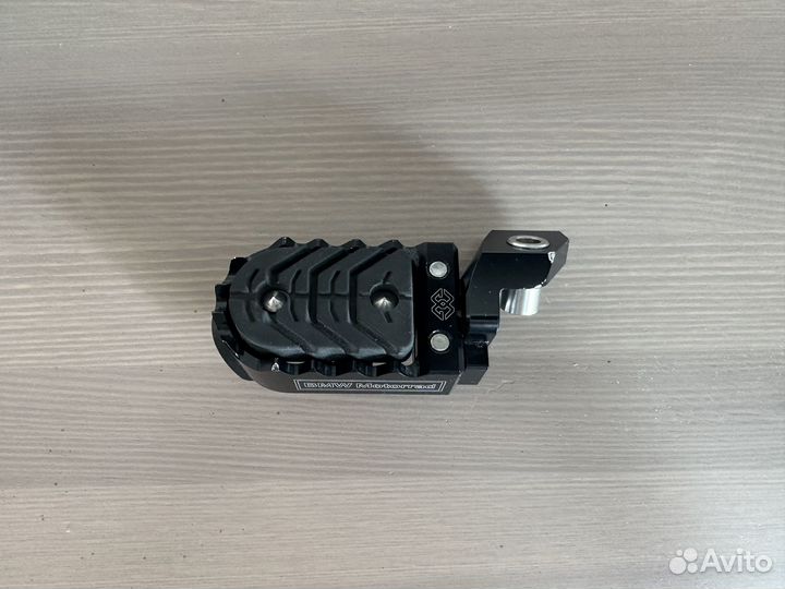 Регулируемая подножка мотоцикла BMW