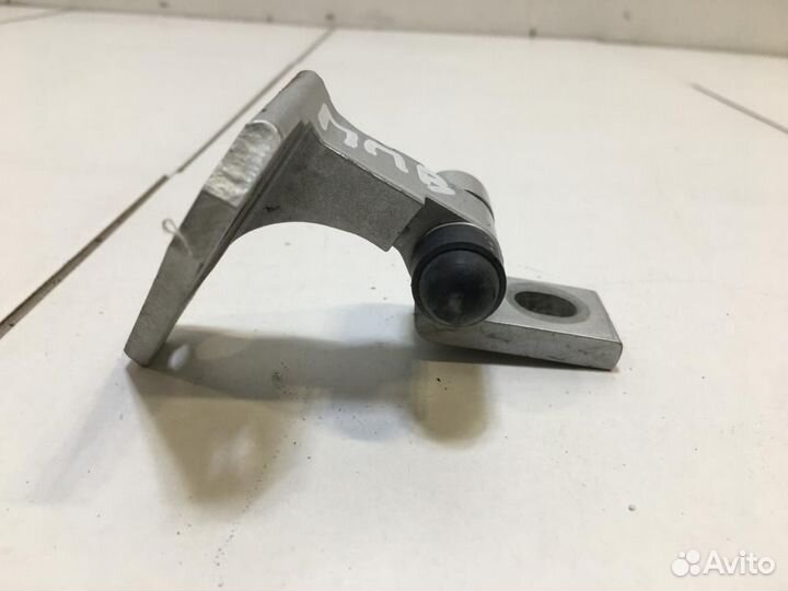 Петля двери передней правой верхняя Volkswagen Pas