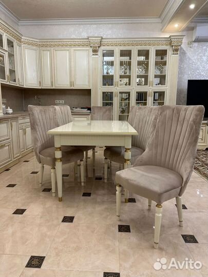 Стол и стулья