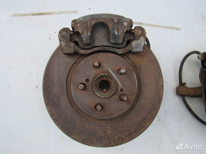 Toyota Avensis поворотный кулак