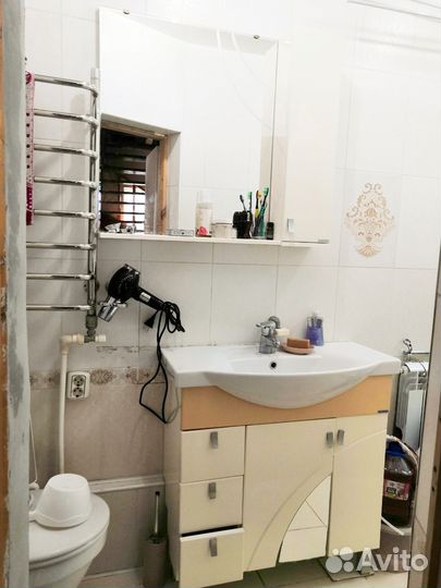 Тумба с раковиной и смесителем, зеркало и полки