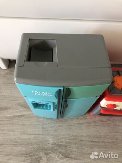 Игрушечный холодильник и плита с духовкой